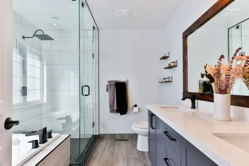 Banyo için temizlik planını anlatan temsili, ferah yaşam alanı